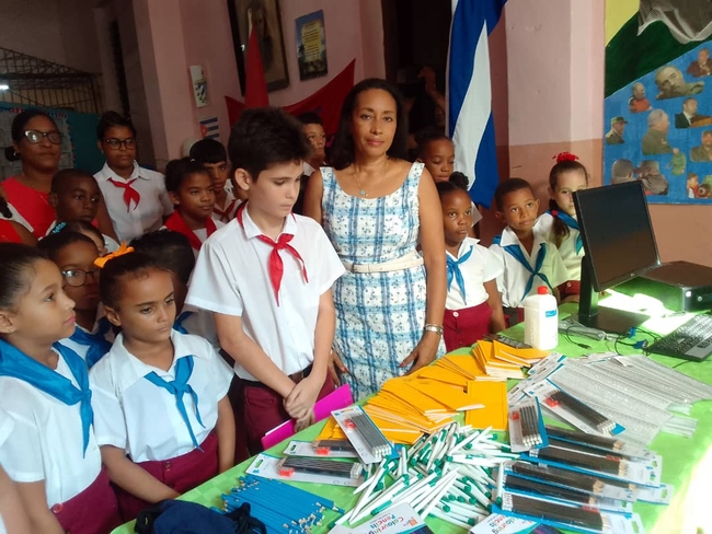Niurka Gonzalez, General Secretary of the Cuban teaching union with some of the students receiving aid
